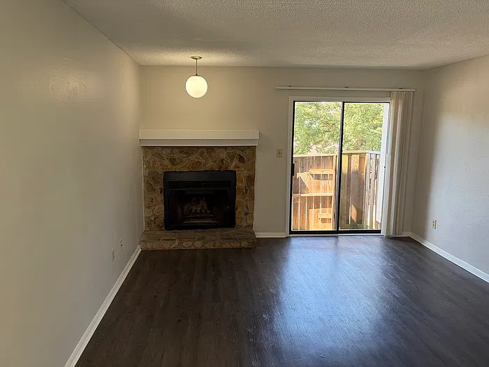 2 bed, 1.5 bath, 920 sqft, $825 — Photo 3