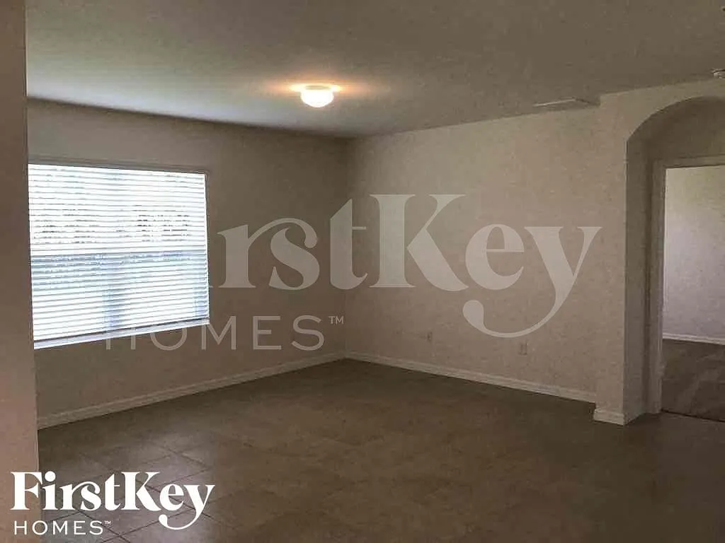 4 bed, 2.0 bath, 1828 sqft, $1,715 — Photo 3