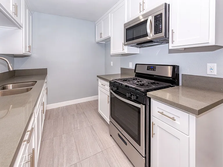 916 N Inglewood Ave — Photo 3