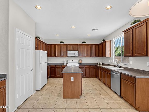 5th image of 589 W HEREFORD Drive