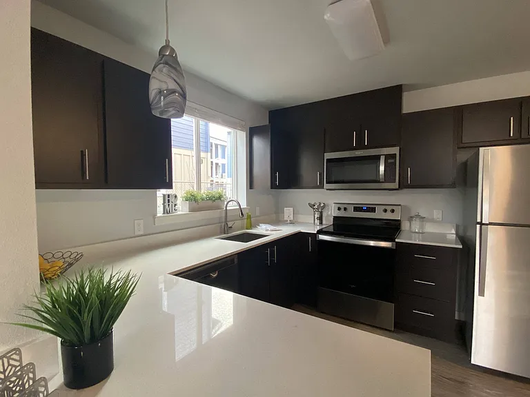 Queen Court Apartments — Photo 11