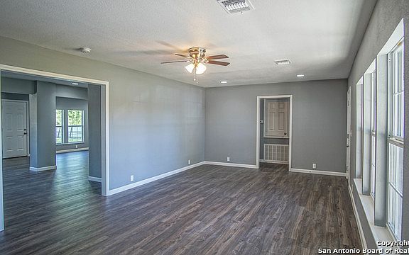 5th image of 222 E Cheryl Dr