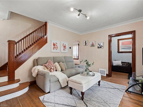5th image of 70 Carleton St N