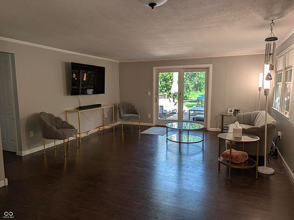 4th image of 301 E Elm St