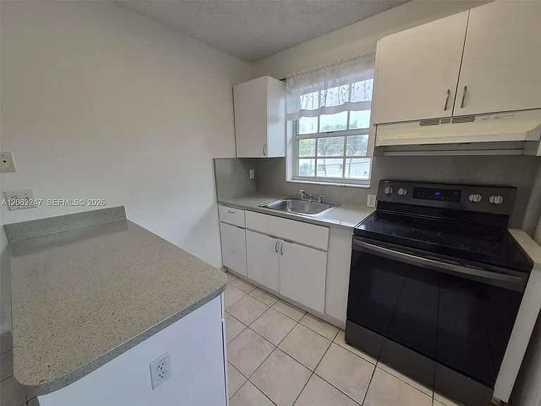1366 SW 4th St #3 — Photo 5