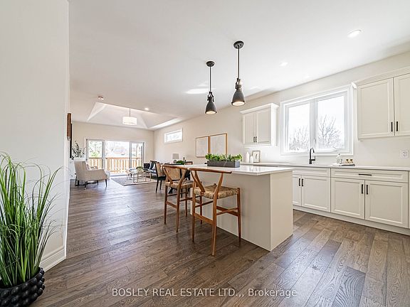 3rd image of 514 Royal Ridge Dr