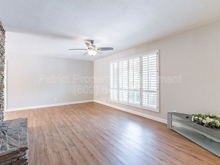 110 W Seldon Ln — Photo 4