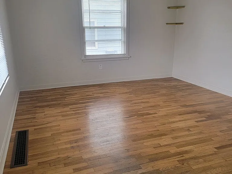 1513 Evergreen St — Photo 2