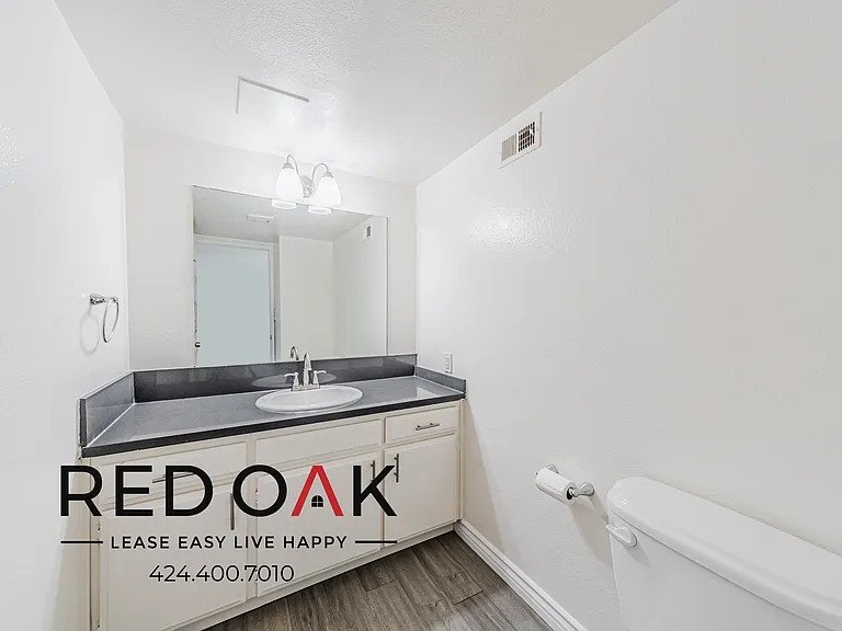 11701 Oxnard St #4 — Photo 10