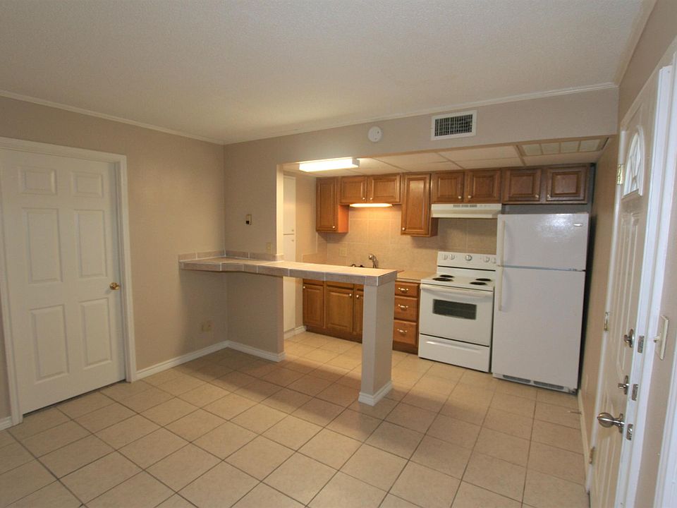 Open floor plan. Living room and kitchen as soon as you walk in the unit