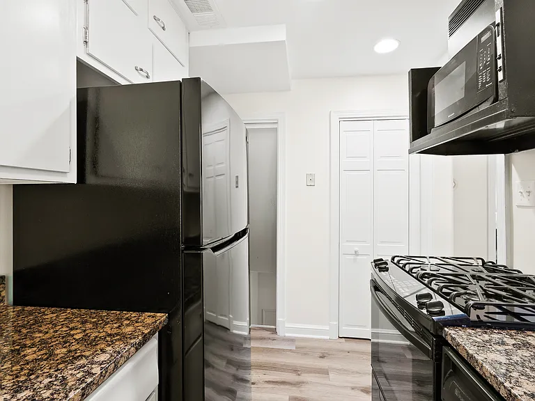 1043 N Monroe St — Photo 11