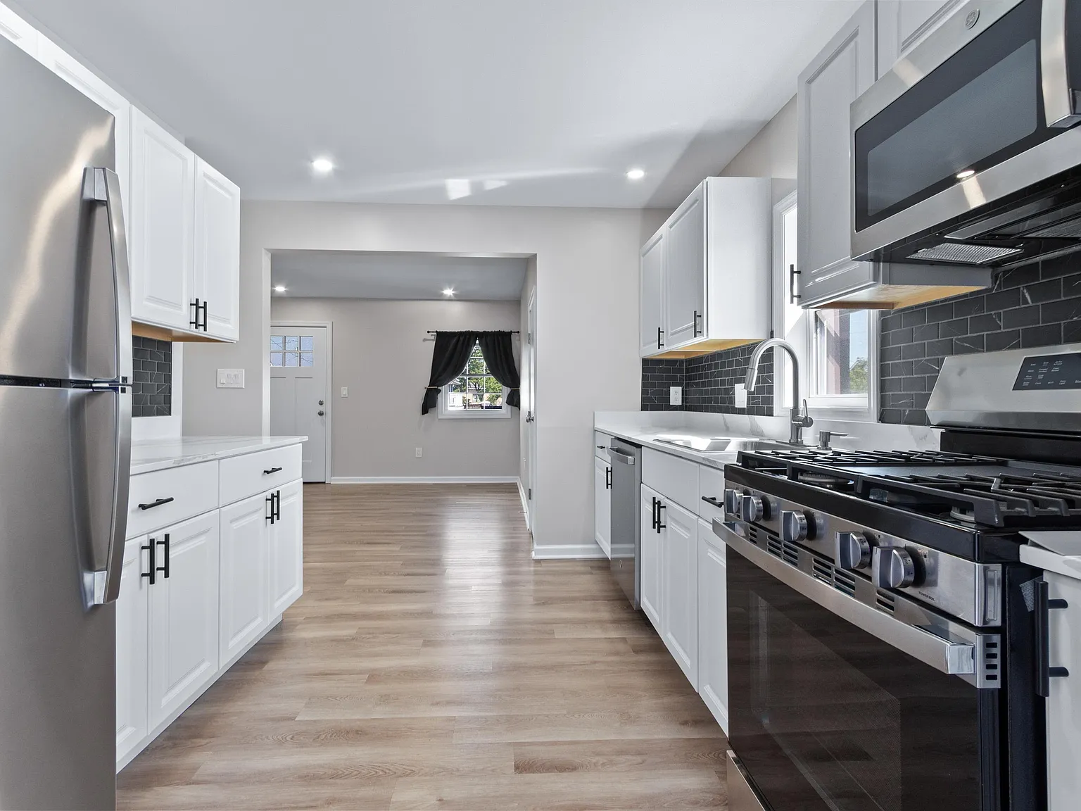 2 bed, 1.0 bath, $2,200 — Photo 2
