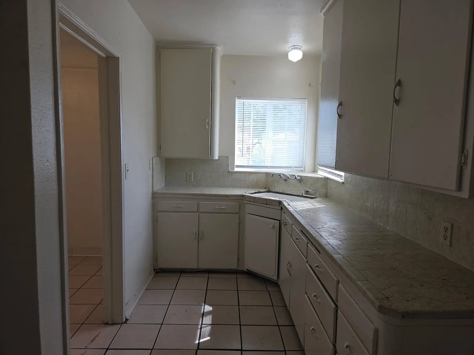 3 bed, 1200 sqft, $1,650 — Photo 4