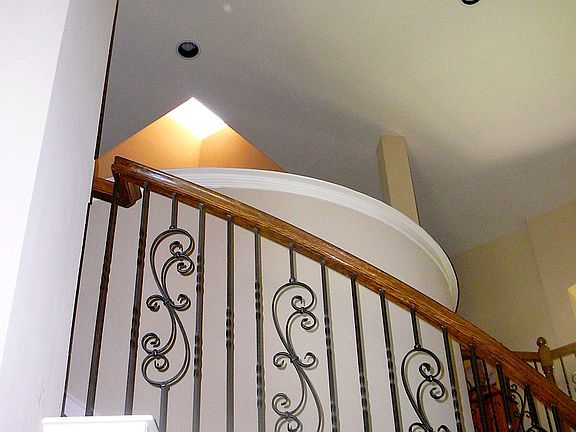 Round table nook w/sky light