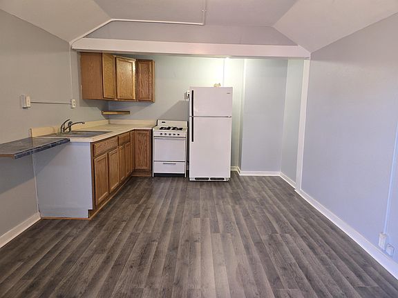 3rd image of 211 W 6th St