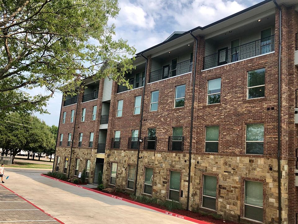 1st image of 404 Industrial St #311