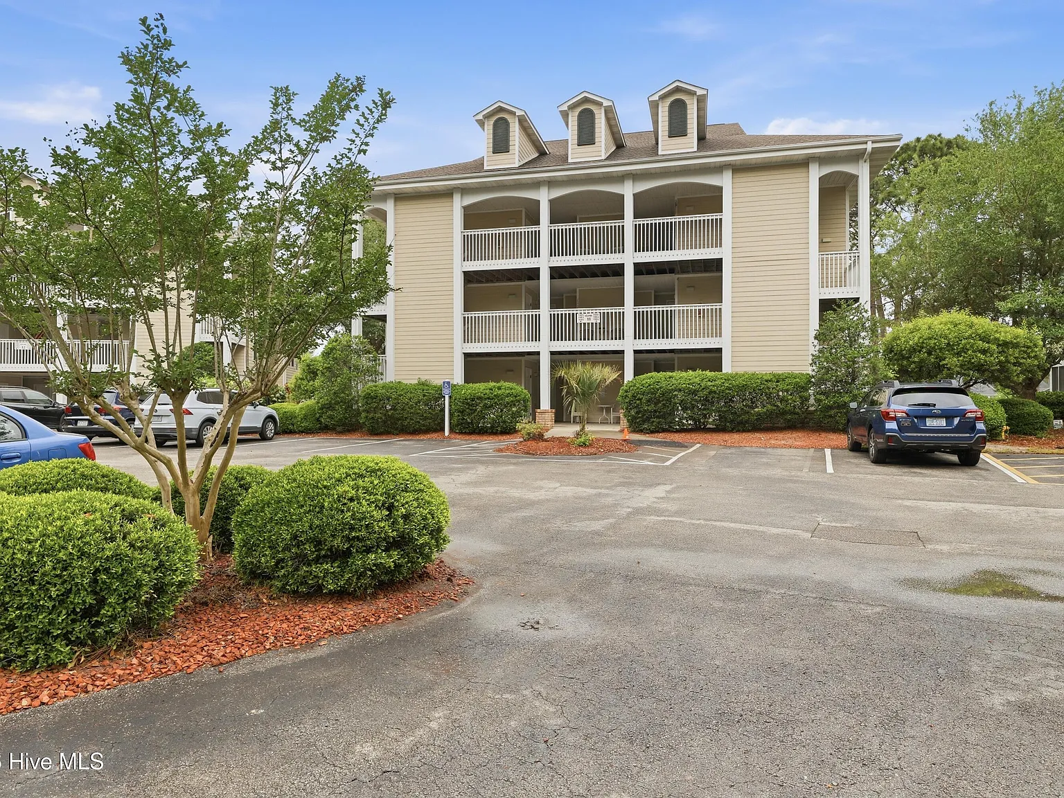 2 bed, 2.0 bath, 1180 sqft, $2,100 — Photo 2