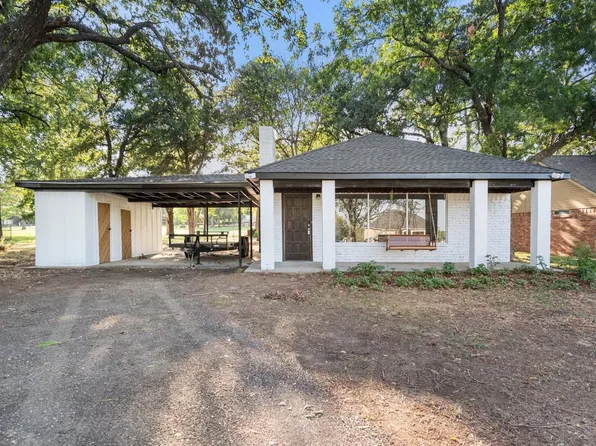 1118 Kiowa Dr W, Lake Kiowa, TX 76240