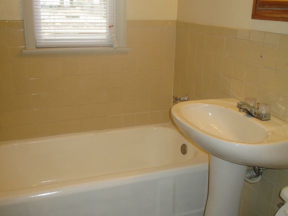 Main level bath room