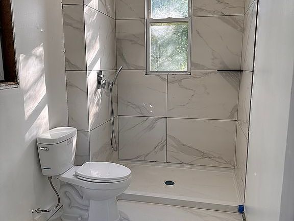 5th image of 218 Selma Rd