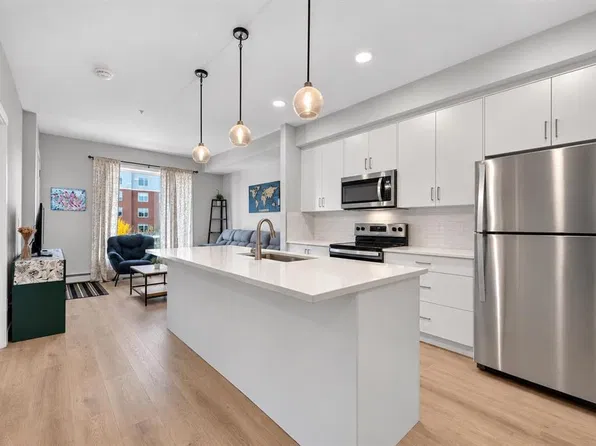 700 NE Shawnee Sq SW #206, Calgary, AB T2Y 0W4