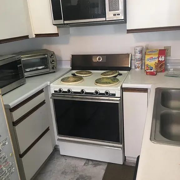 102 S Clark Dr — Photo 2