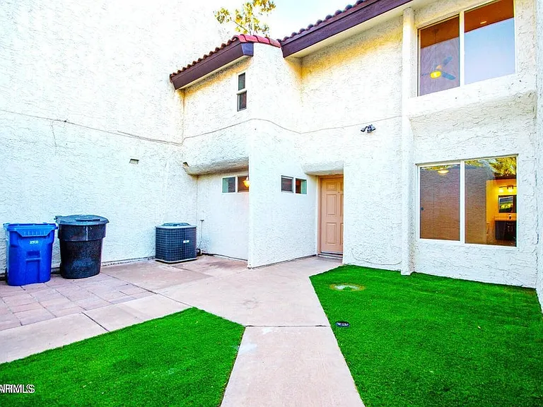 1530 S River Dr — Photo 4