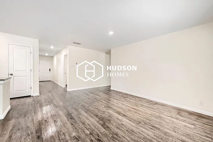 3 bed, 2.0 bath, 1298 sqft, $1,649 — Photo 3