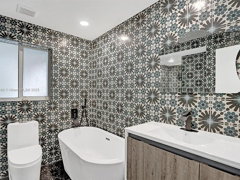 725 Harrison St — Photo 35