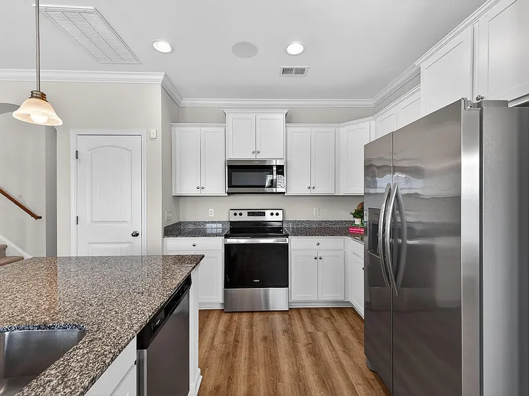 255 Mansell — Photo 14