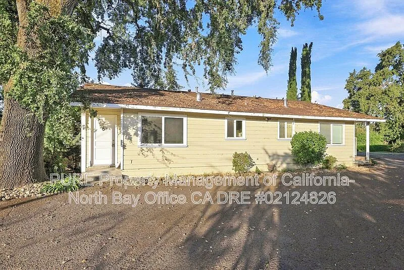 2 bed, 1.0 bath, 900 sqft, $2,200 — Photo 1
