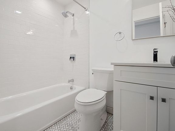 3rd image of 134 Warren St APT 1