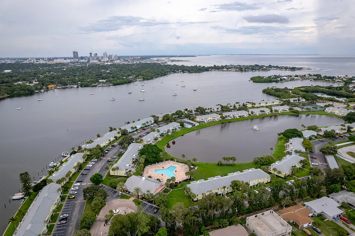 Building Photo - 204 Pompano Dr SE #A