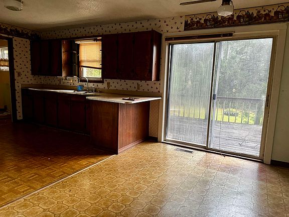 5th image of 1215 Foster Rd
