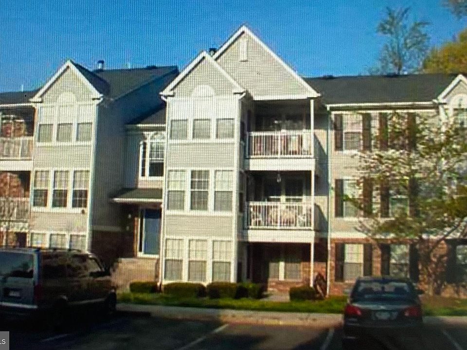 1st image of 909 Woodbridge Ct #2G