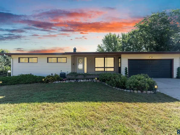 202 S Detroit Ave, Sioux Falls, SD 57110