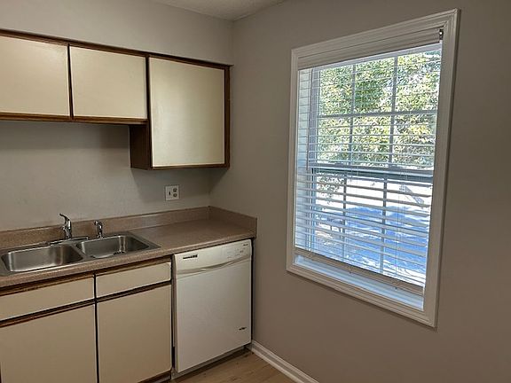 4th image of 105 Coastal Pl #D