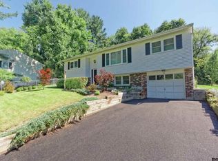 34 Normanside Dr, Albany, NY 12208