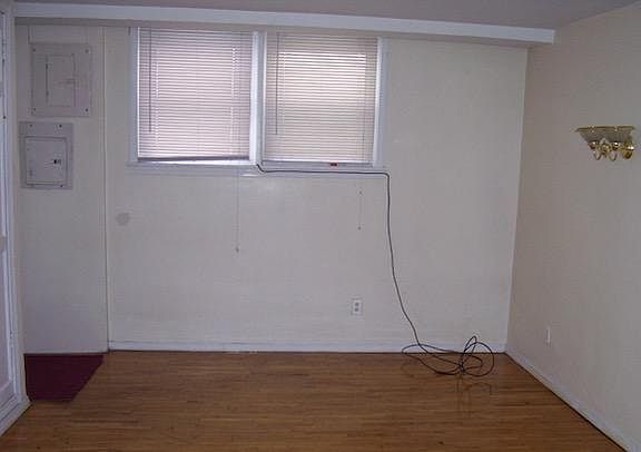 2nd image of 10702 Van Wyck Expy #1