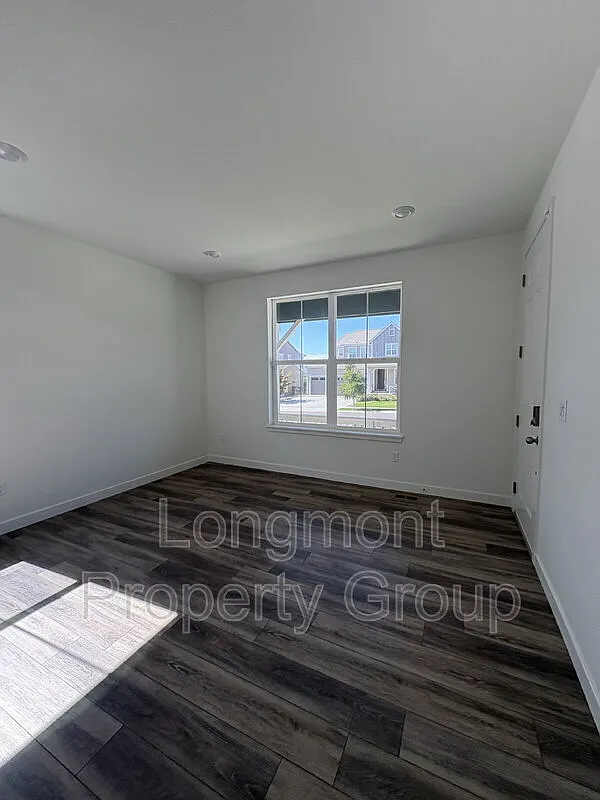 5 bed, 4.5 bath, 4721 sqft, $3,500 — Photo 3