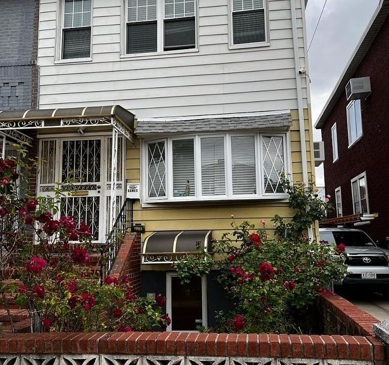 1st image of 937 E 89th Street