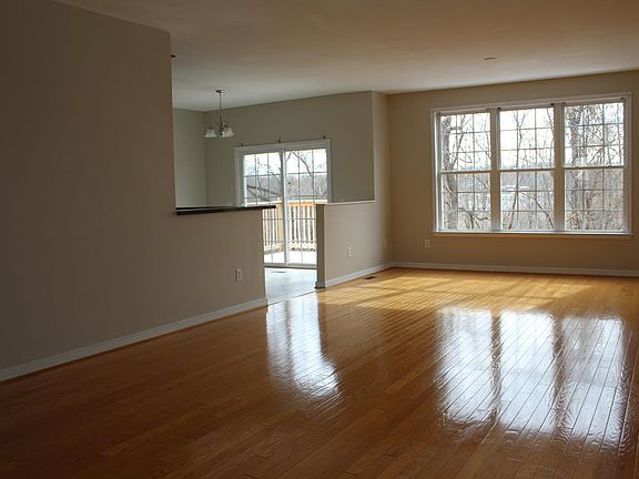 3rd image of 312 Legacy Oaks Cir
