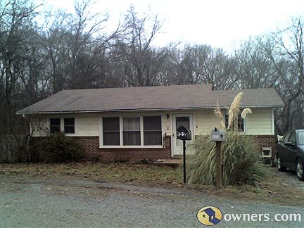 Back has privacy fence with 10x10 dog lot!