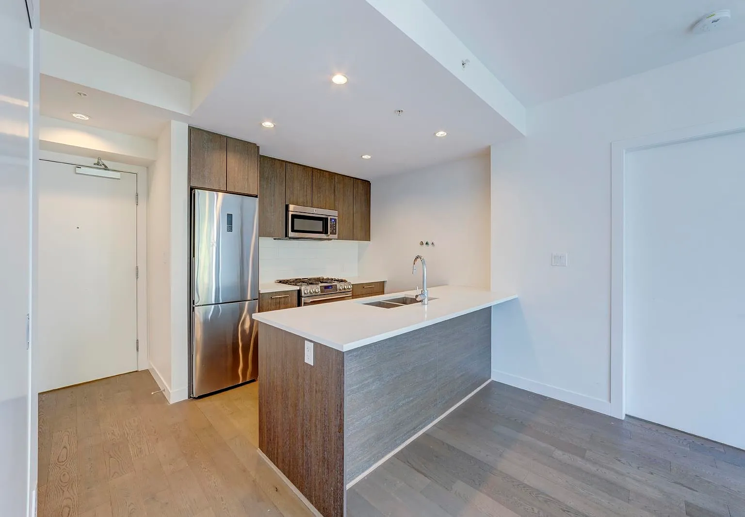 2 bed, 802 sqft, $2,600 — Photo 1