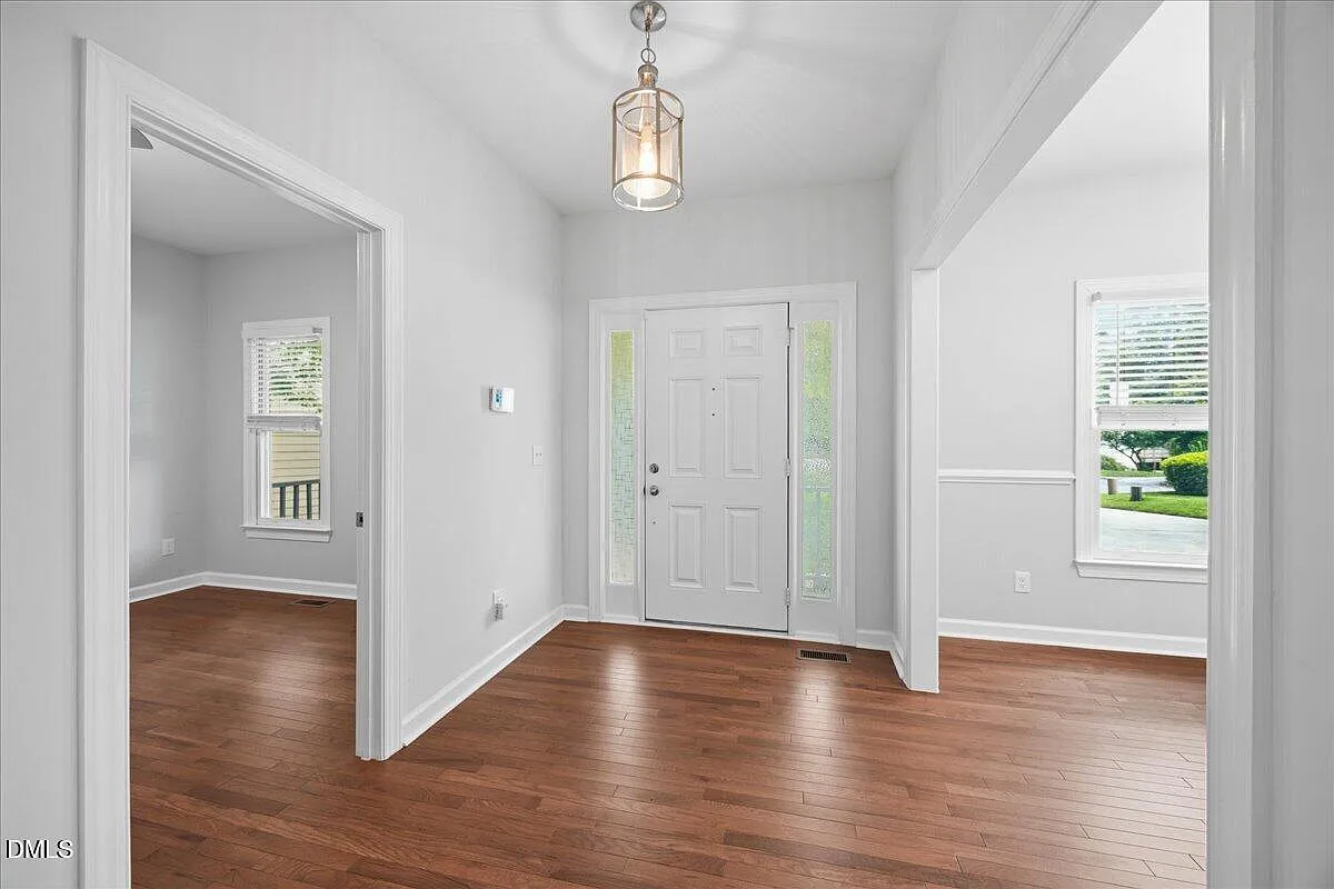 4 bed, 2.5 bath, 2451 sqft, $3,200 — Photo 3
