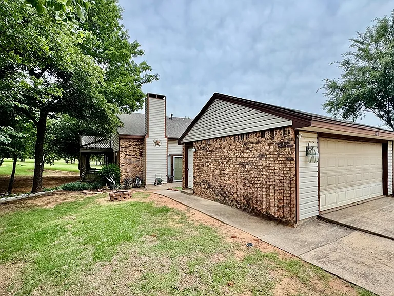 428 Sundance Ln — Photo 1