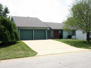 901 SW Georgetown Dr, Lees Summit, MO 64082