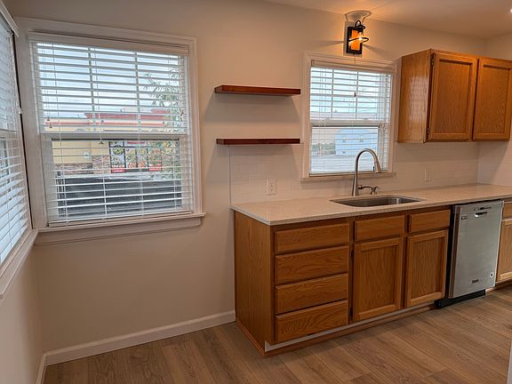 Tastfully updated kitchen, New Blinds,
