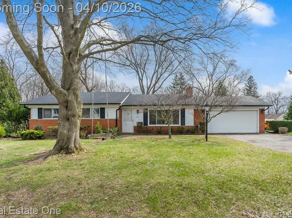 3161 Woodcrest Rd, Rochester Hills, MI 48309