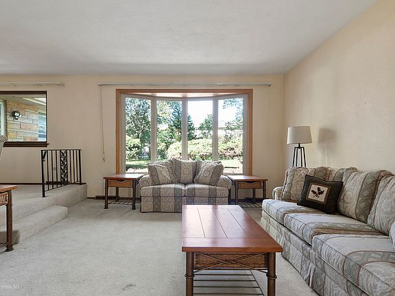 5th image of 3233 Rosemont Dr